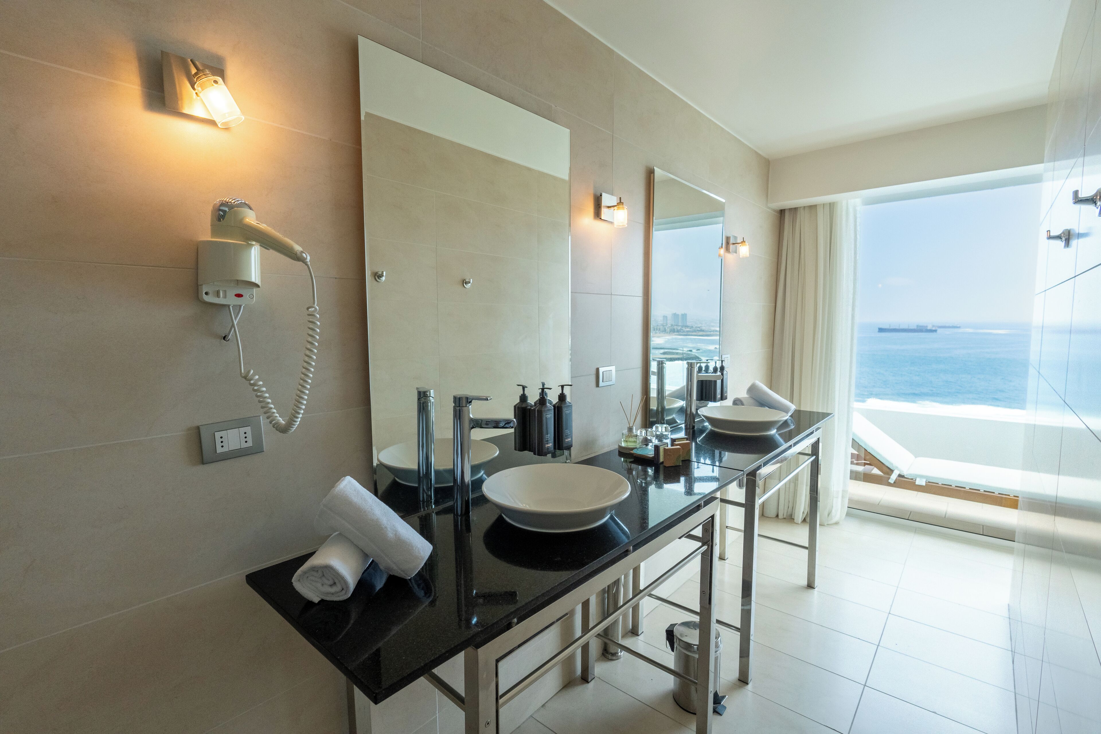 premium suite, 1 king bed, sea view (single) | bathroom | free toiletries, hair dryer, towels