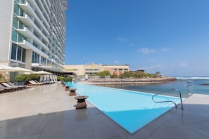 Indoor pool, outdoor pool, open 9:00 AM to 8:30 PM, pool umbrellas - Terrado Suites Antofagasta (Antofagasta)