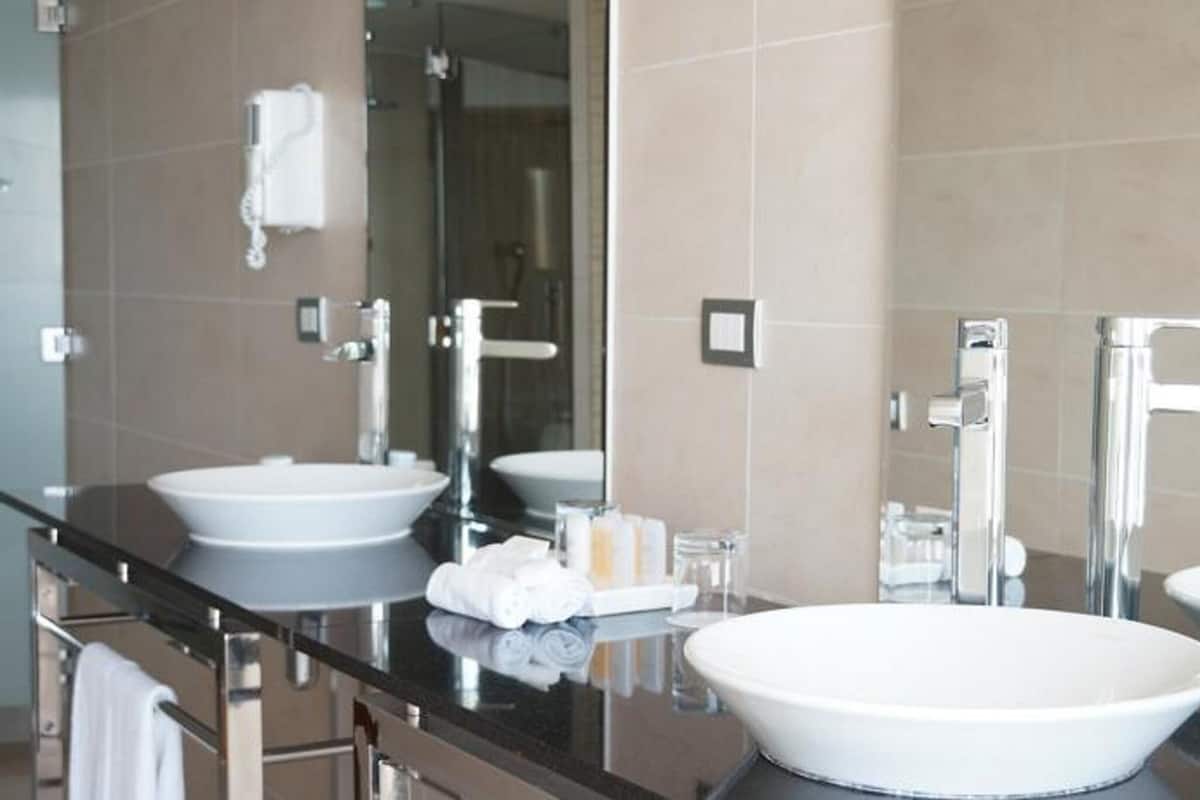 Bathroom | Free toiletries, hair dryer, towels