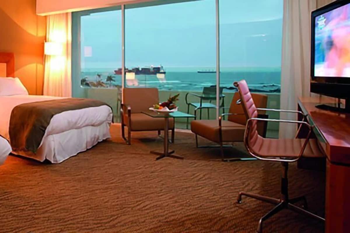 Premium bedding, in-room safe, desk, free WiFi