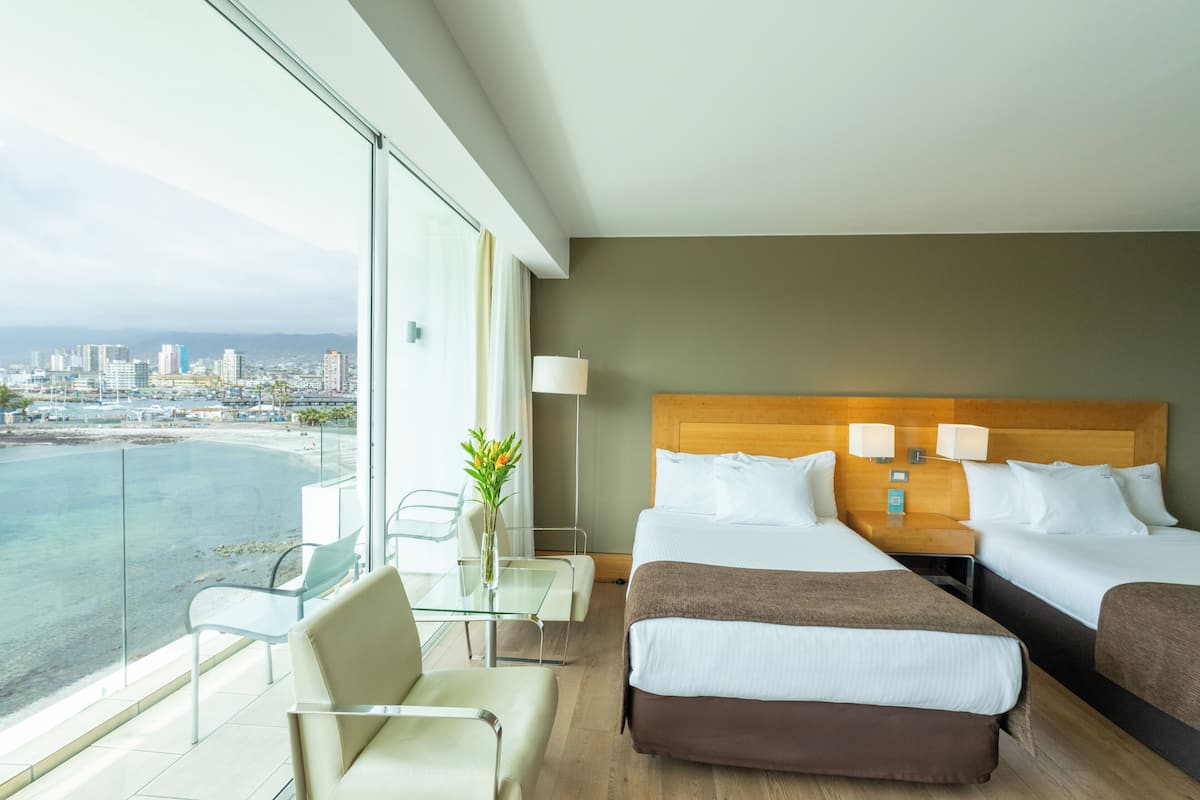 Suite, 2 tweepersoonsbedden, uitzicht op zee | Luxe beddengoed, een kluis op de kamer, een bureau, gratis wifi