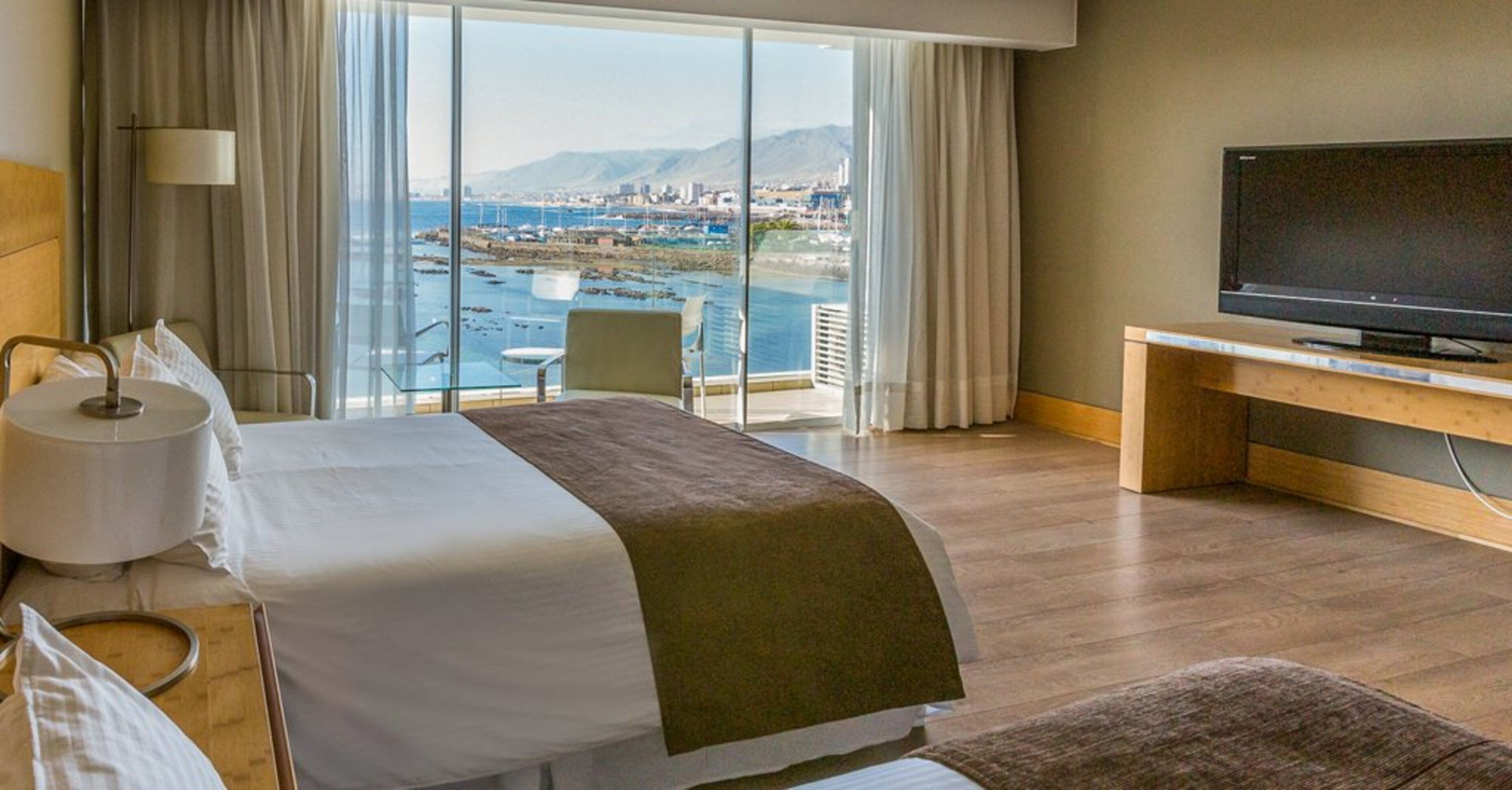 Literie de qualité supérieure, coffres-forts dans les chambres, bureau