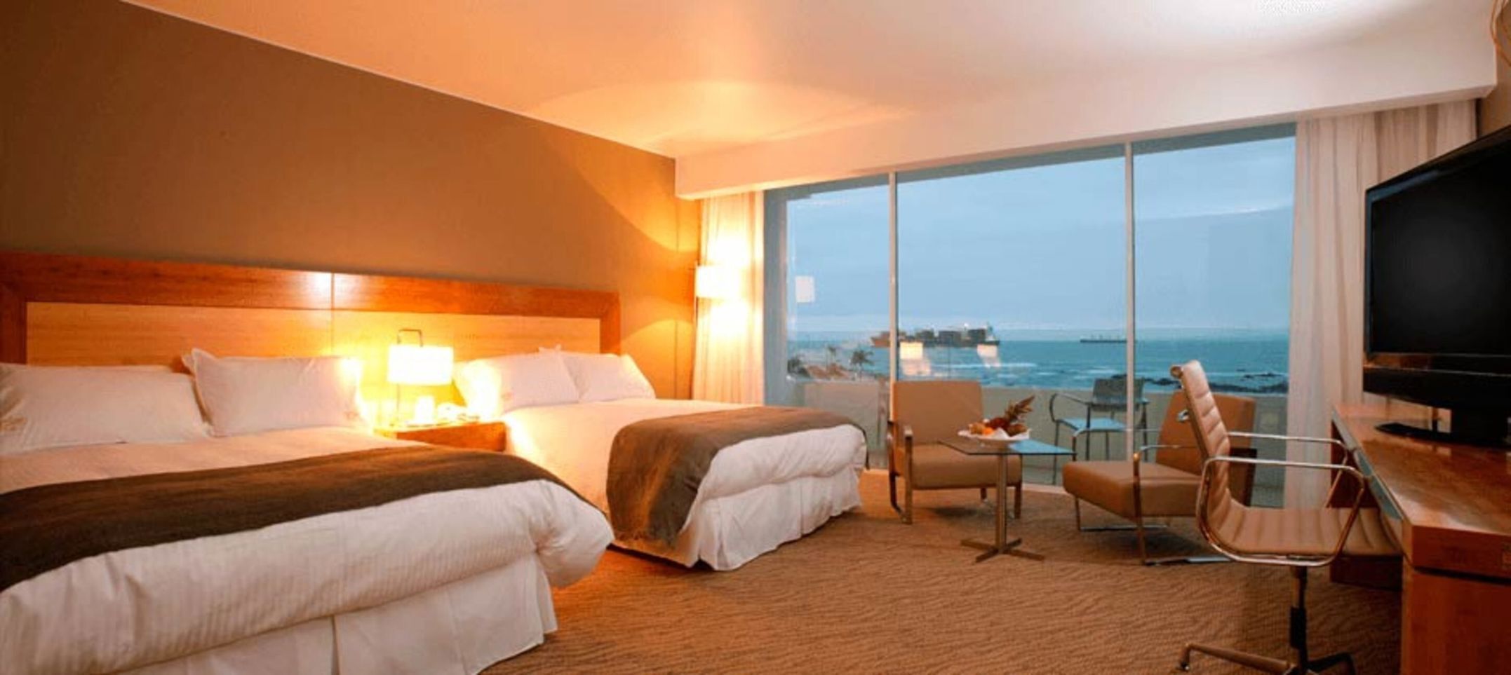 Seprai premium, brankas, meja kerja, dan Wi-Fi gratis