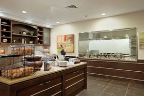 Daily cooked-to-order breakfast (USD 14.00 per person) - Hilton Garden Inn Springfield, MO (Springfield)