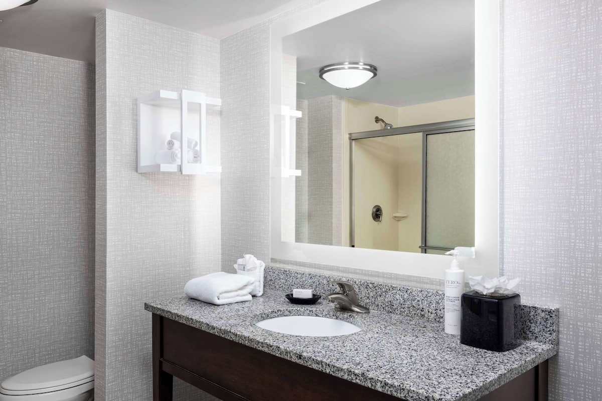 room, 1 king bed | bathroom | combined shower/bathtub, designer toiletries, hair dryer, towels