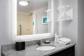 Habitación | Baño | Tina con regadera, amenidades de baño de diseñador, secadora de cabello