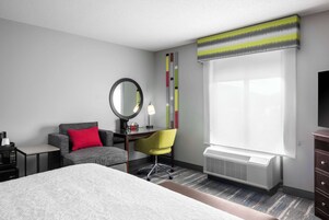 Quarto, 1 cama King | Roupas de cama premium, edredons de pluma, cofres nos quartos