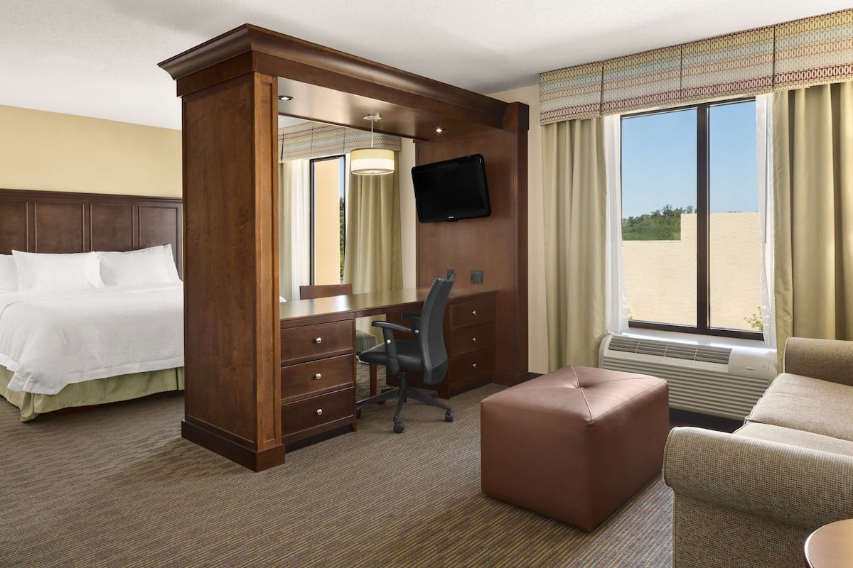 Premium bedding, down comforters, in-room safe, individually decorated
