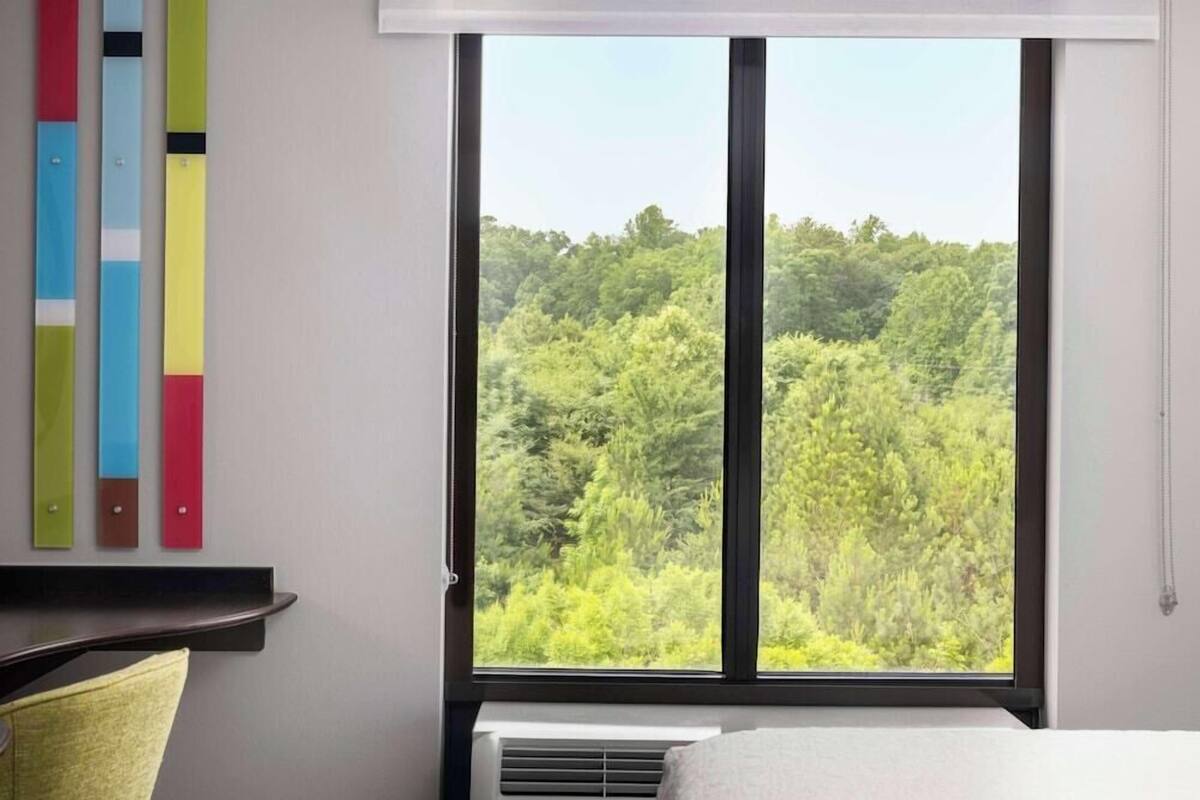 Sengetøy av topp kvalitet, dundyner, safe på rommet og skrivebord