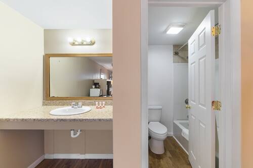 Room, 1 King Bed | Bathroom | Free toiletries, hair dryer, towels