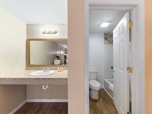 Habitació, 1 llit de matrimoni gran | Bany | Articles de tocador gratuïts, assecador de cabells i tovalloles 