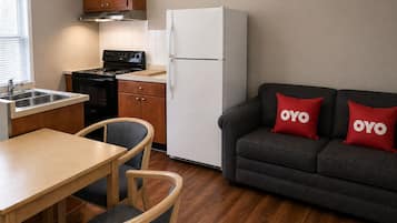 Apartment, 1 Bedroom, Kitchen | Private kitchen | Mini-fridge, microwave, coffee/tea maker