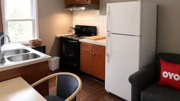 Apartment, 1 Bedroom, Kitchen | Private kitchen | Mini-fridge, microwave, coffee/tea maker
