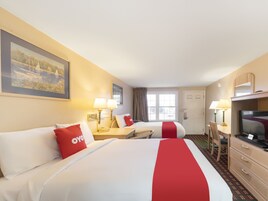 Escritorio, tabla de planchar con plancha, wifi gratis y ropa de cama 