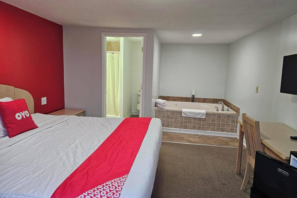 Premium-huone, 1 suuri parisänky (Jetted Tub) | Työpöytä, silitysrauta/-lauta, ilmainen Wi-Fi, vuodevaatteet