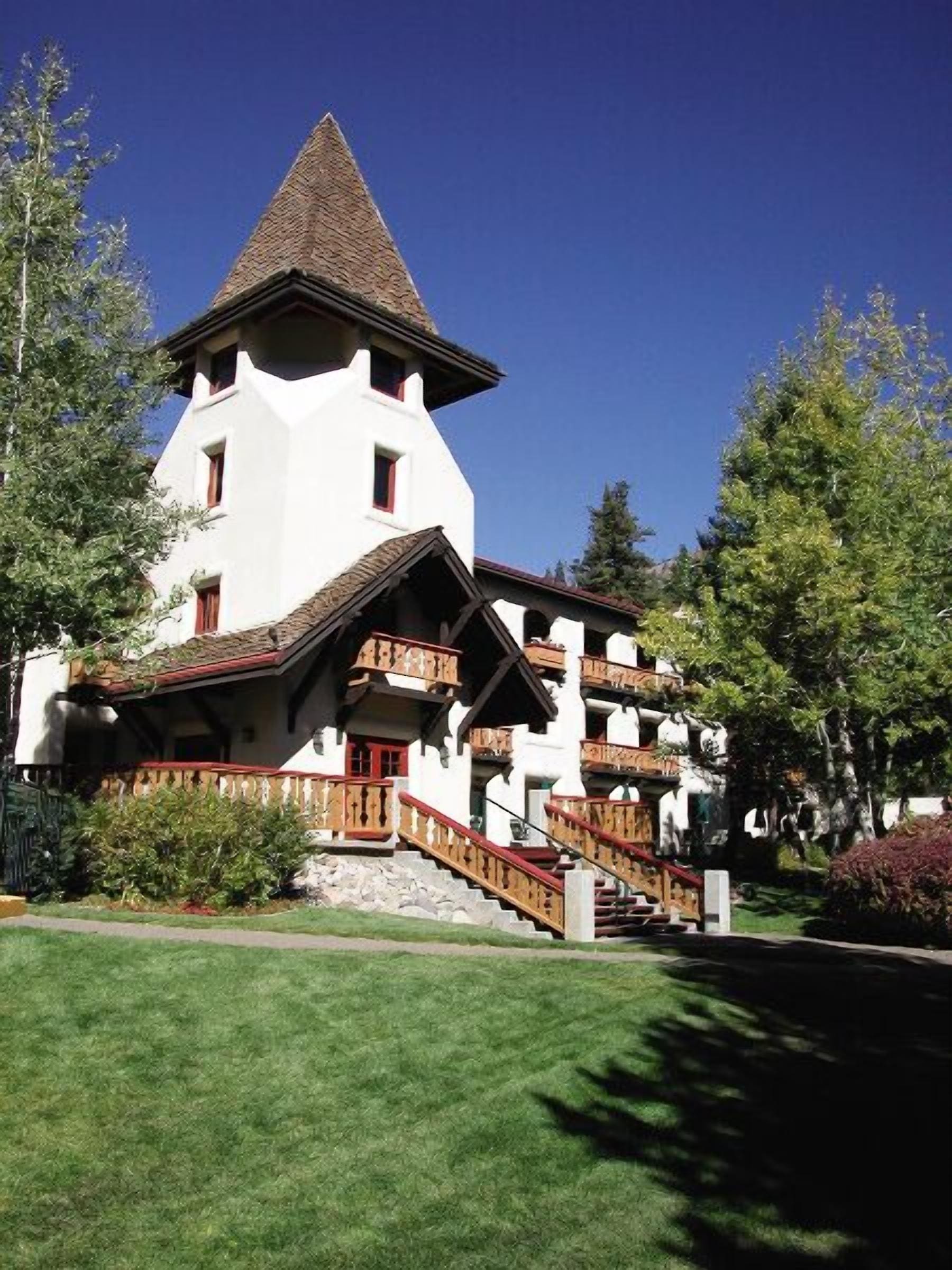 Il s’agit d’un bâtiment de style chalet traditionnel, doté d’un toit à forte pente, de nombreux balcons et d’une tour imposante.