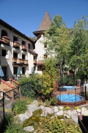 Outdoor spa tub - GetAways at Olympic Village Inn (Olympic Valley)