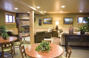 Lobby sitting area - GetAways at Olympic Village Inn (Olympic Valley)