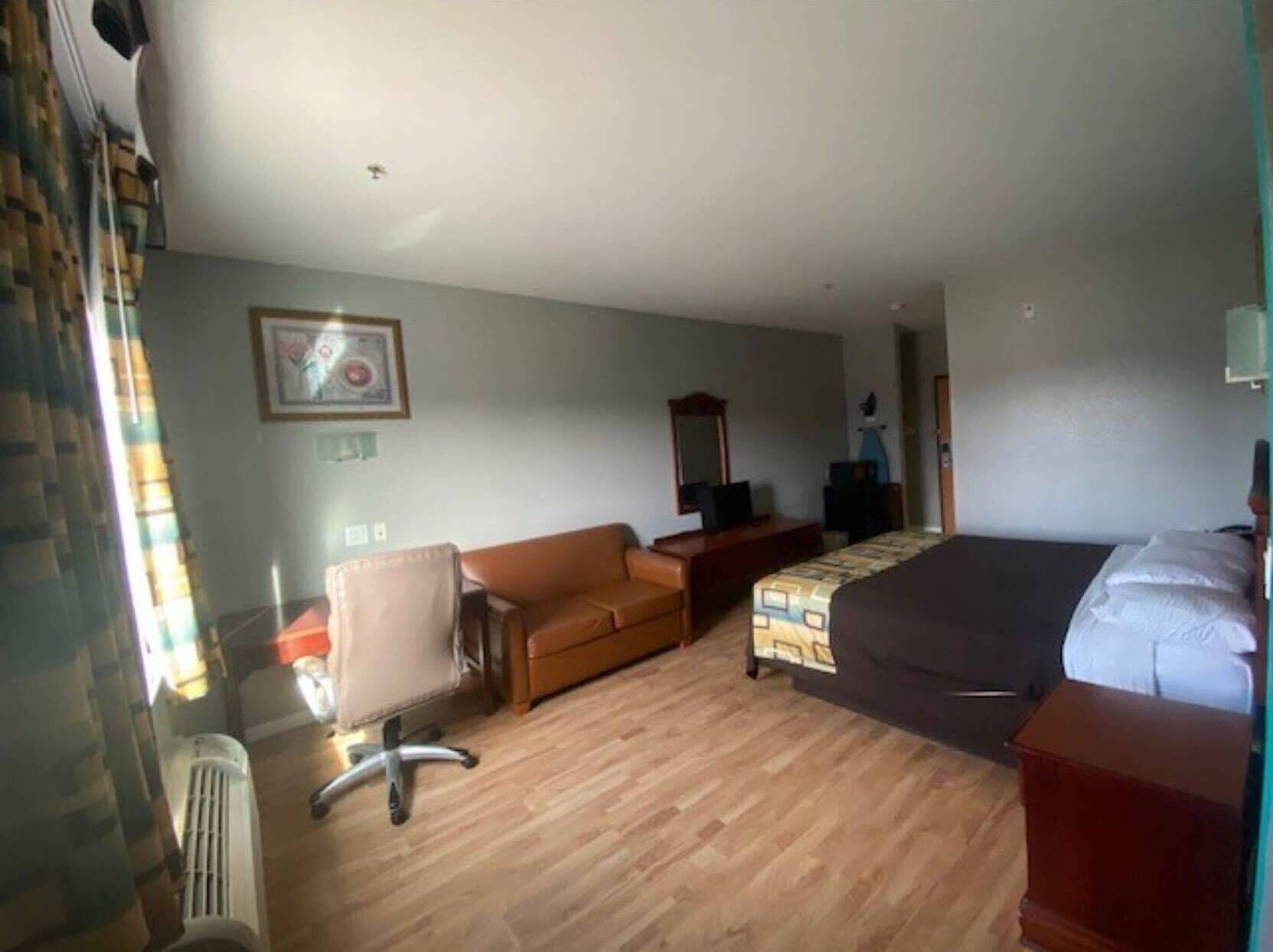 Iron/ironing board, free WiFi, bed sheets