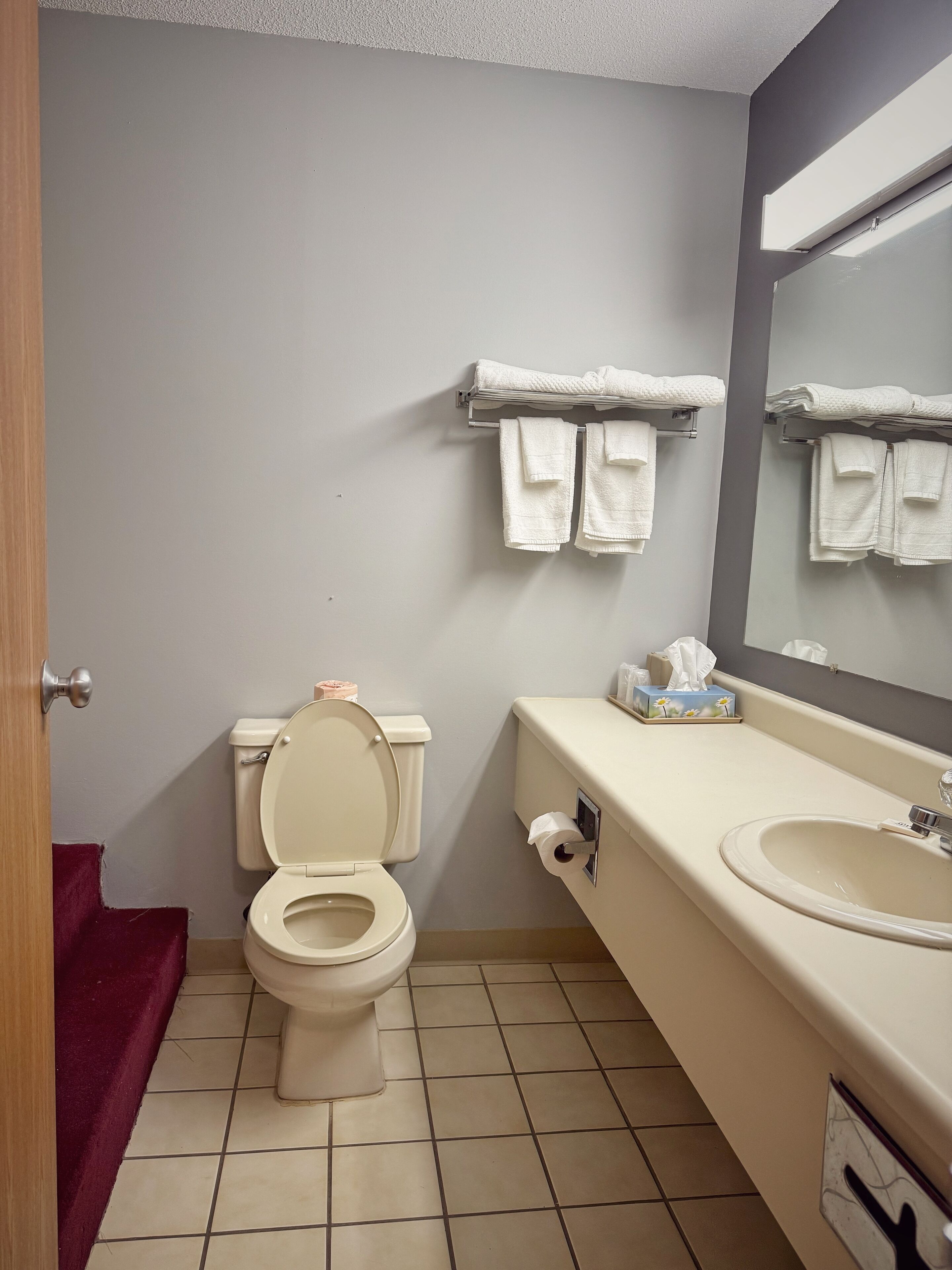 Combined shower/tub, rainfall showerhead, hair dryer, towels