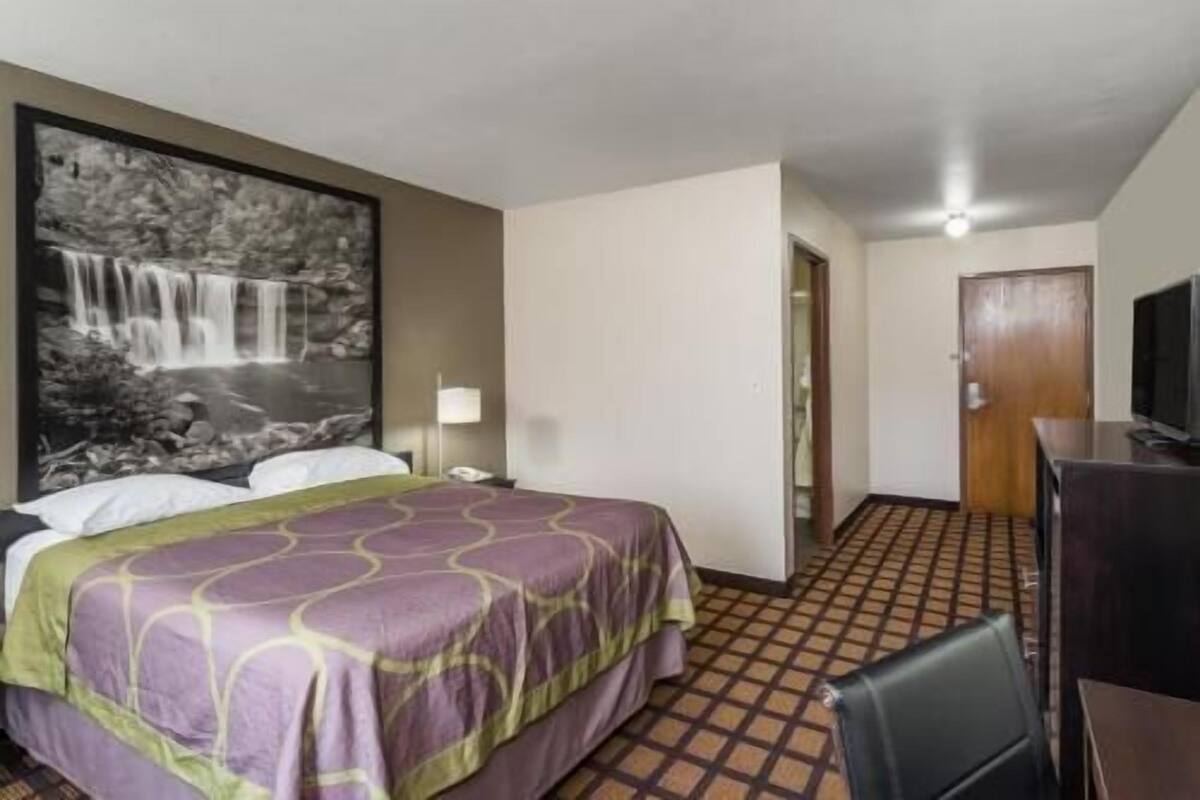 Desk, iron/ironing board, free WiFi, bed sheets