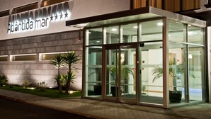 A modern building with a sign reading "Atlántida mar" and a glass entrance. - Atlantida Mar Hotel (Praia da Vitoria)