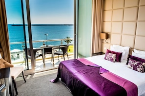 Suite Junior, Sea View | Caja de seguridad en la habitación, cortinas blackout y insonorización