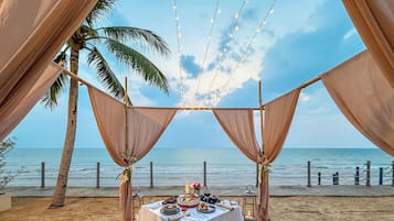 Se sirven desayunos, comidas y cenas con vista a la playa