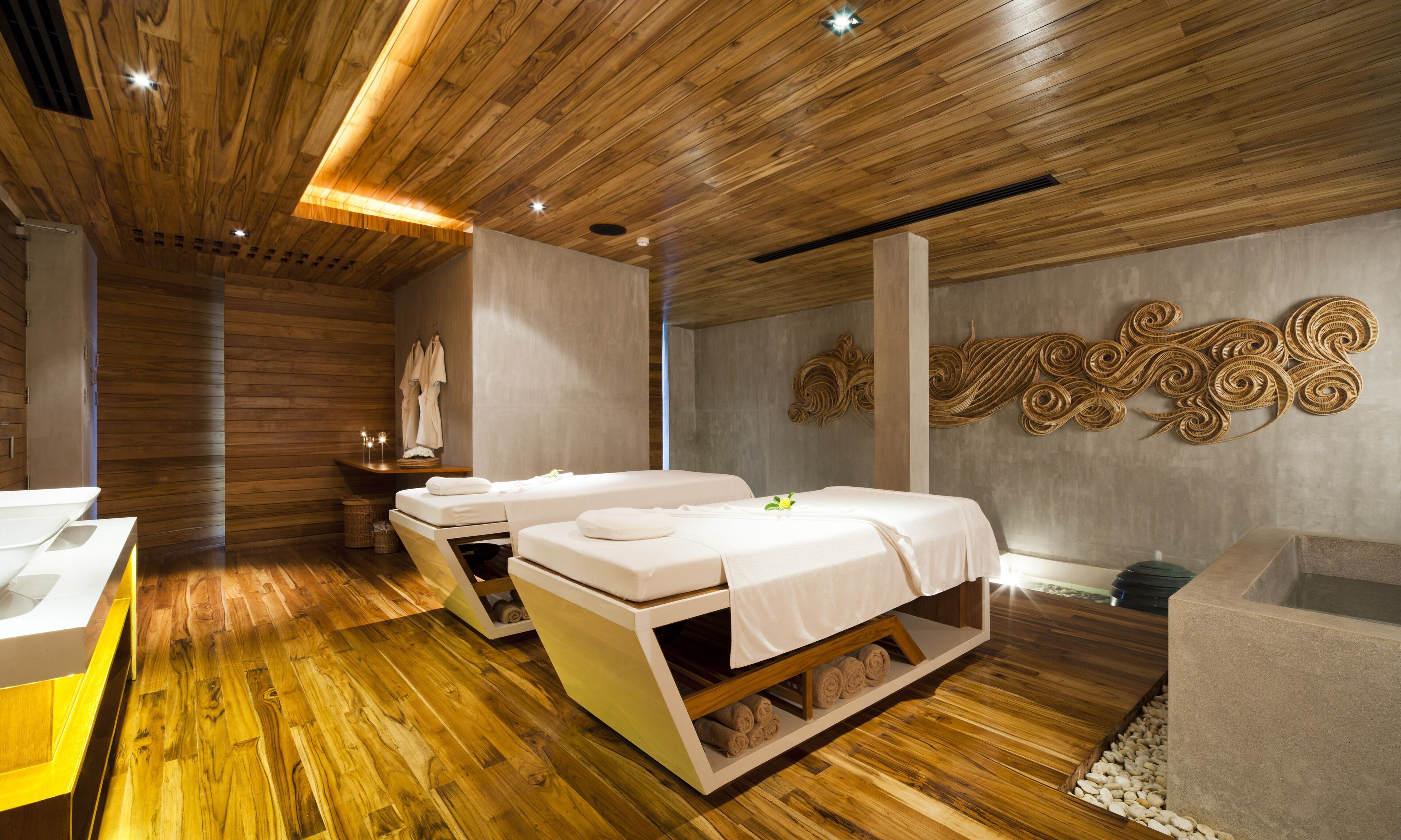 sauna, hot tub, body treatments, aromatherapy, facials, massages