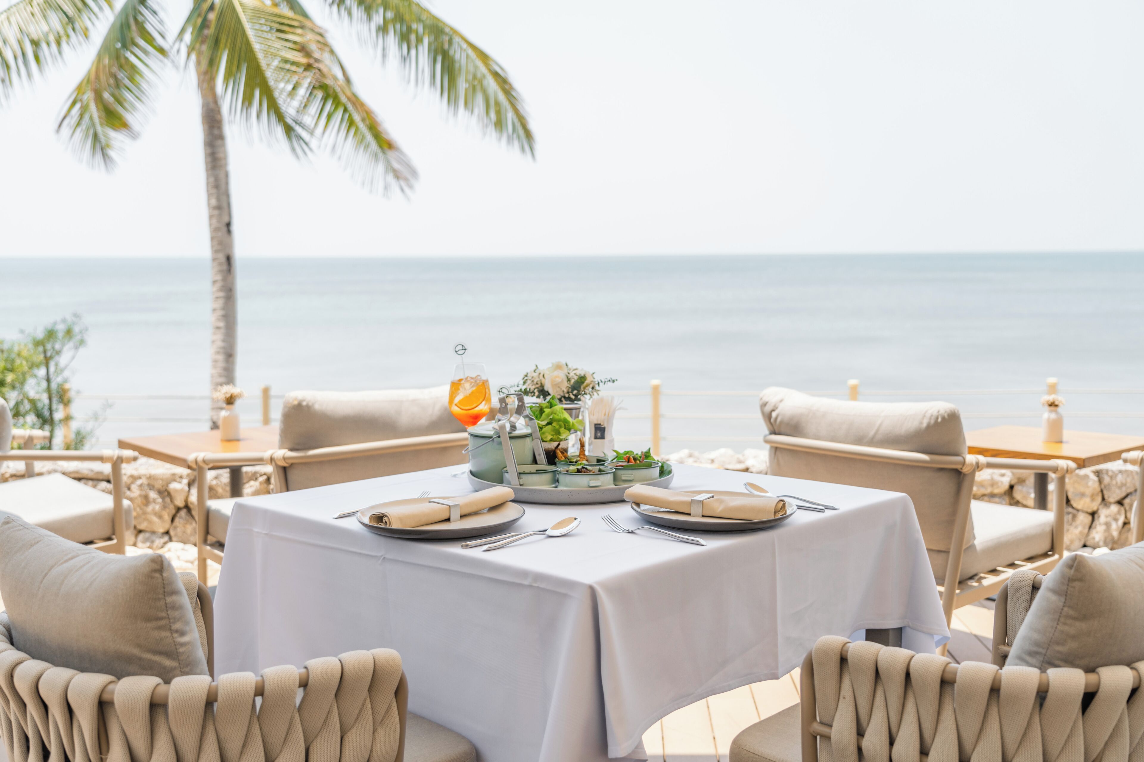 Breakfast, lunch, dinner served; beach views 