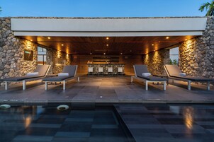 Εξωτερική πισίνα, ξαπλώστρες