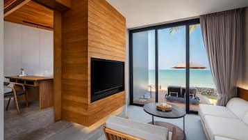 Villa, suite, basseng, strandvendt | Oppholdsområde | En 50-tommers LED-TV med digitale kanaler