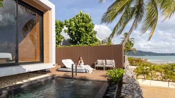 Minibar, caja de seguridad en la habitación y decoración personalizada