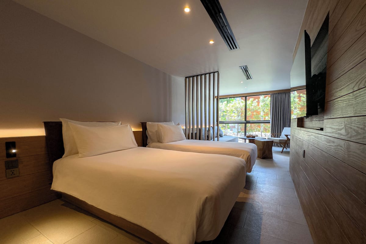 Habitación estándar, 2 habitaciones, vista al jardín | Minibar, caja de seguridad en la habitación y decoración personalizada