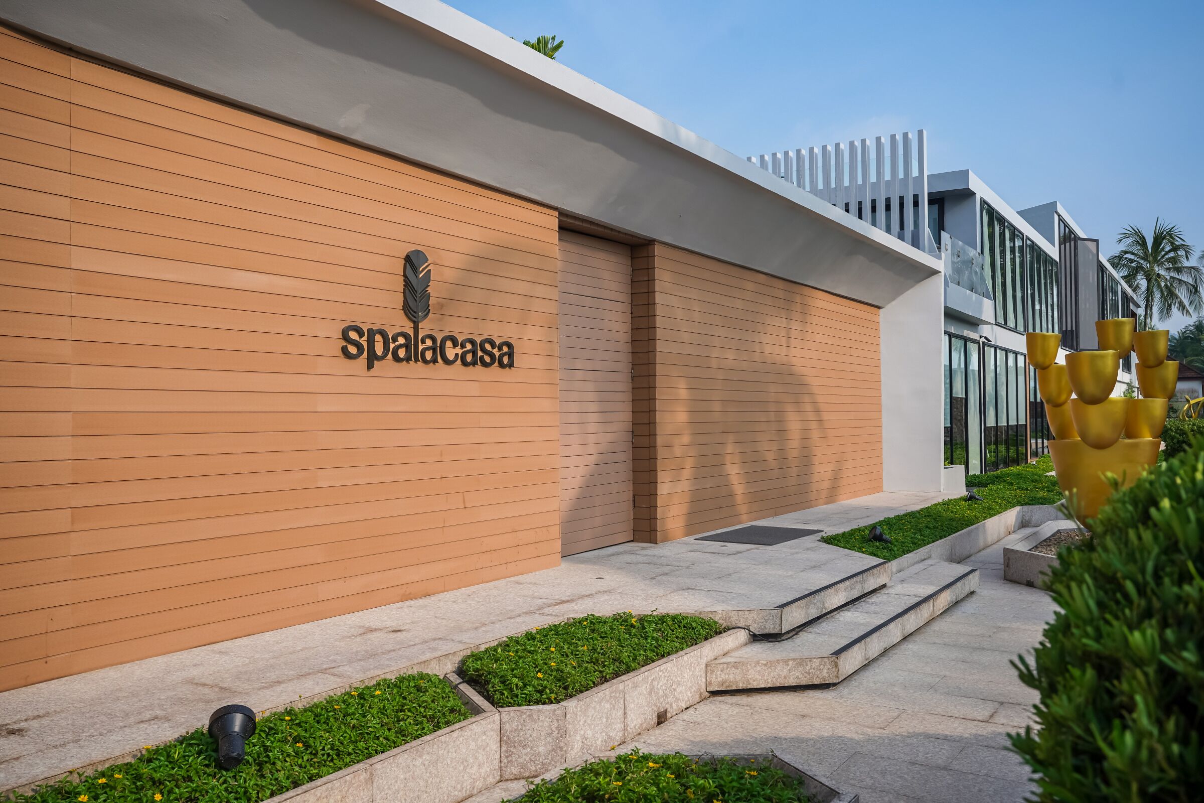 sauna, hot tub, body treatments, aromatherapy, facials, massages