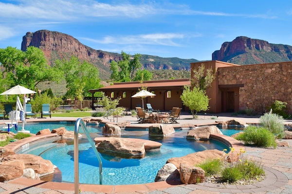 Una piscina al aire libre, camas de piscina gratis, sombrillas