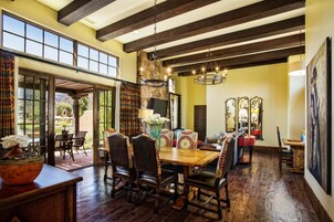 高档床上用品、客房内保险箱、办公桌、遮光窗帘