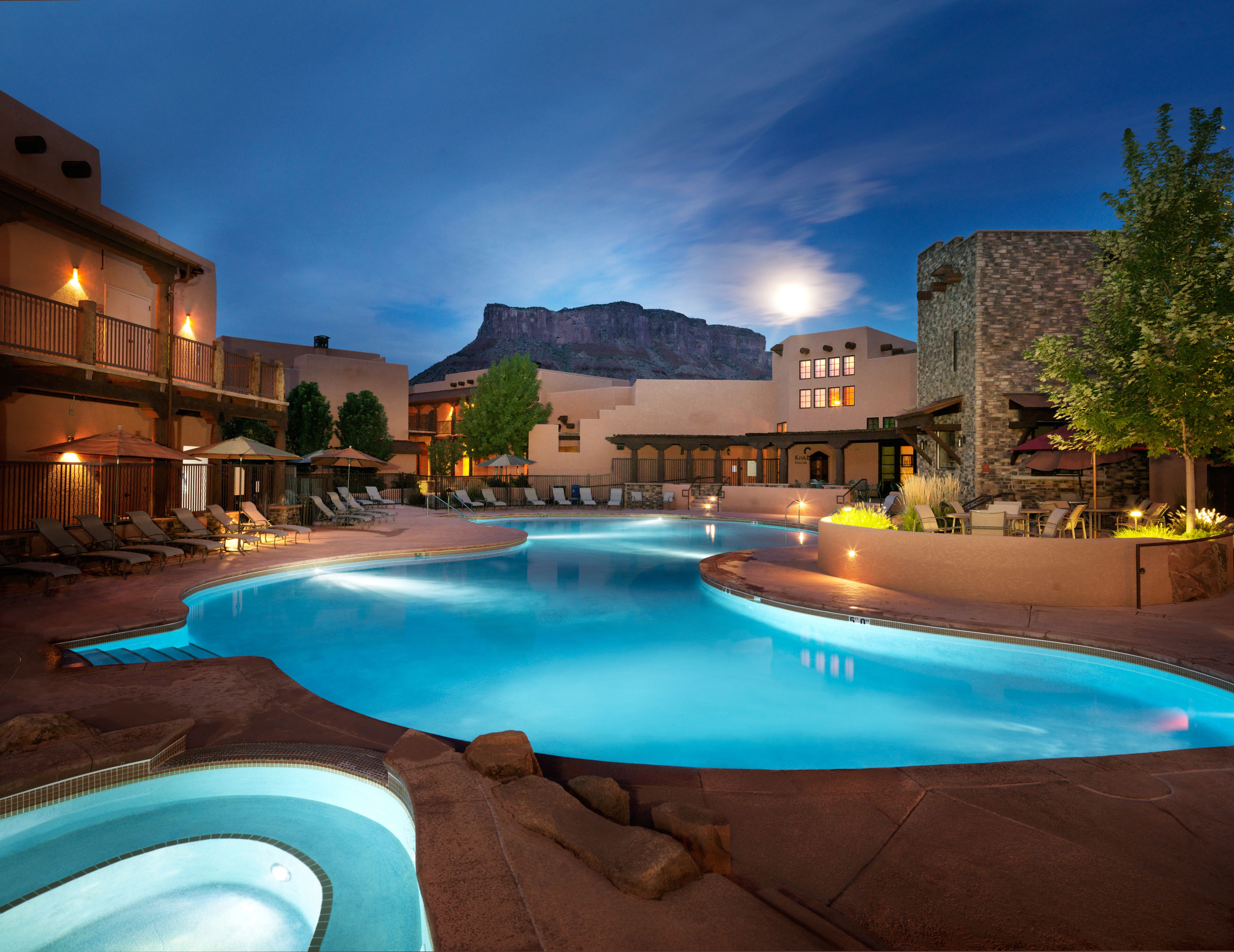 Alberca al aire libre y camas balinesas gratuitas 