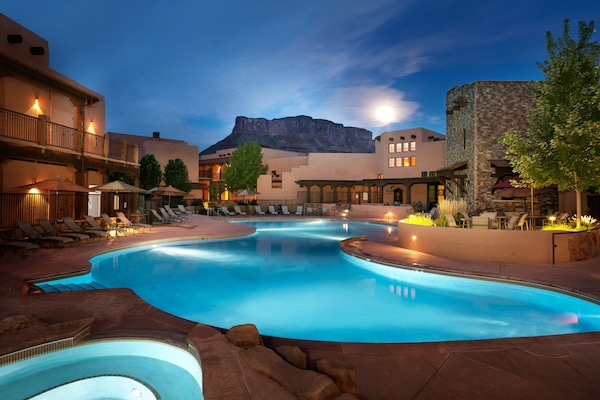 Outdoor pool, free pool cabanas, pool umbrellas