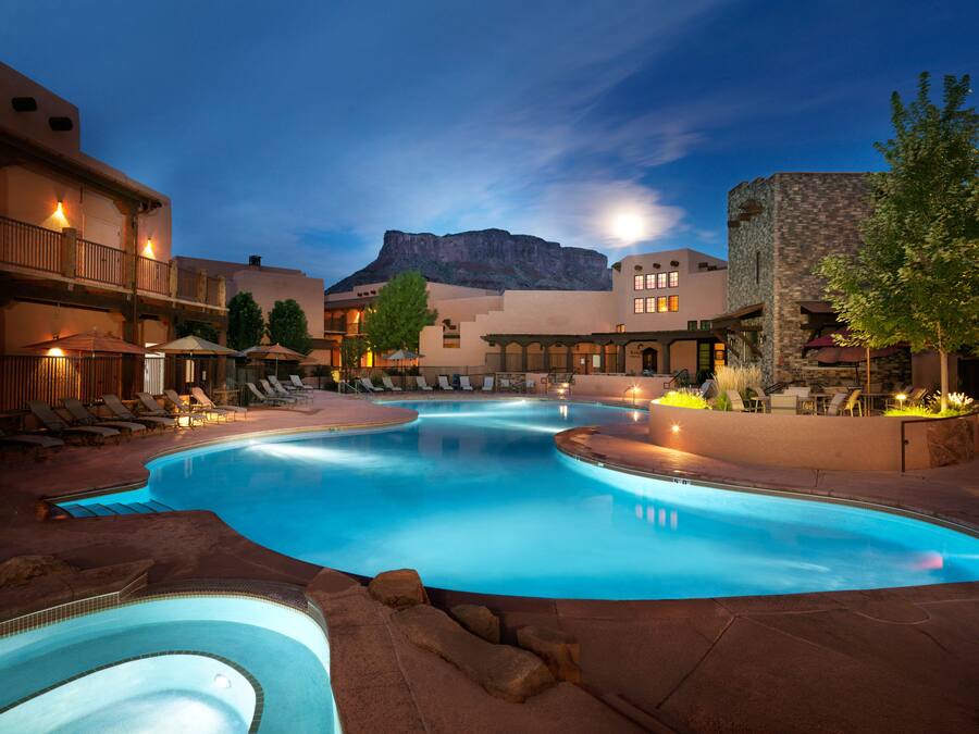 Una piscina al aire libre, camas de piscina gratis, sombrillas