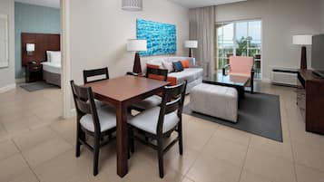 Suite ejecutiva, 1 habitación, balcón | Ropa de cama de alta calidad y colchones con acolchado adicional