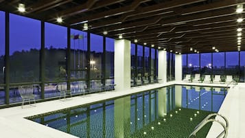 Una piscina cubierta