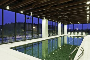 Kolam renang tertutup 