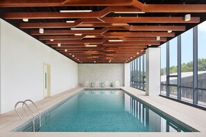 Una piscina cubierta