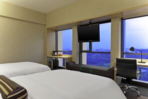 1 dormitorio, minibar, caja fuerte y escritorio