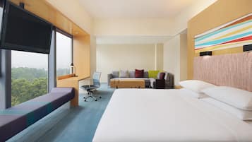 Estudio, 1 cama King size, vista a la ciudad | 1 habitación, minibar, caja de seguridad en la habitación y escritorio