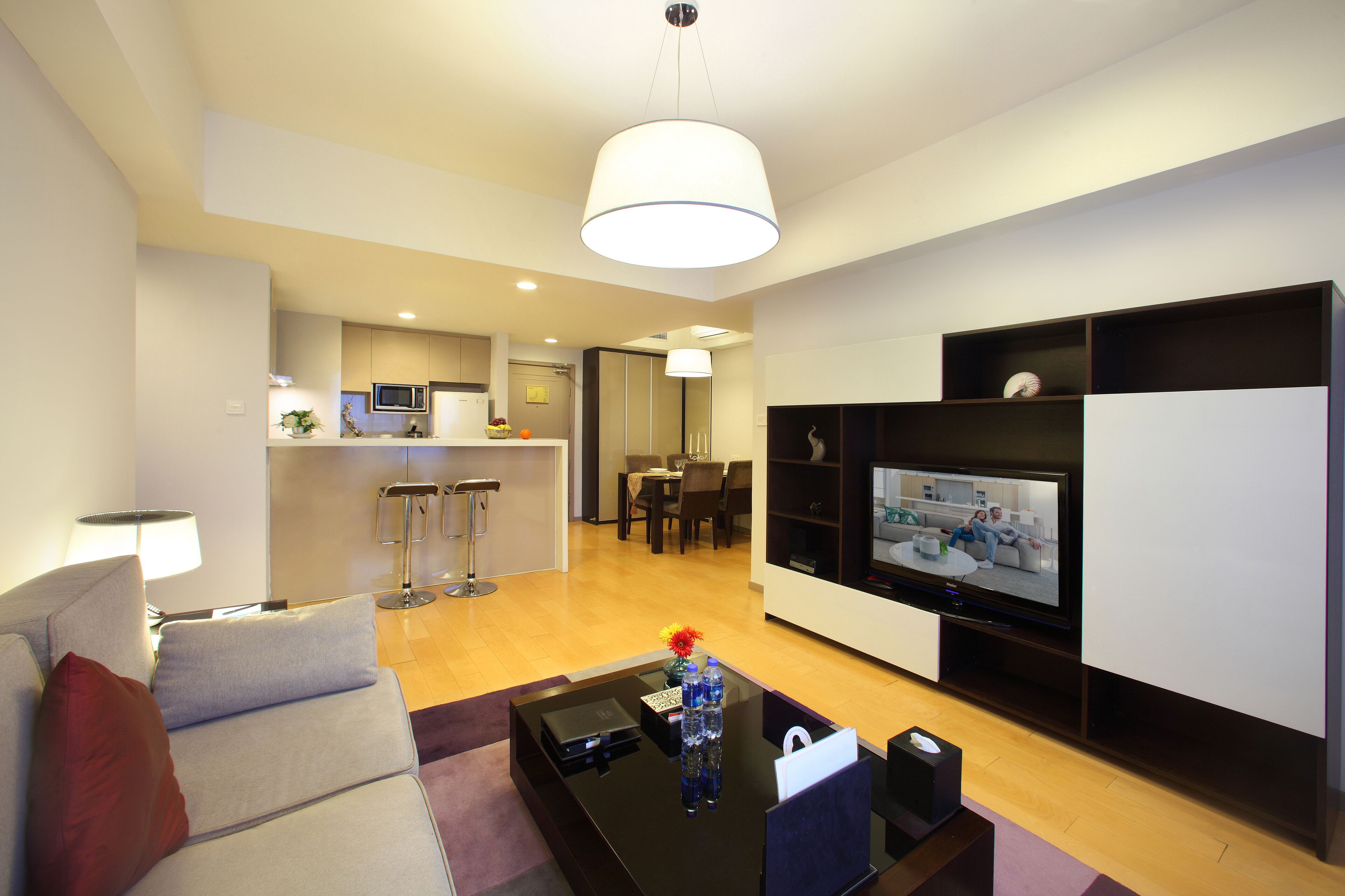 Un soggiorno moderno con una TV a schermo piatto, un tavolino da caffè e un divano.