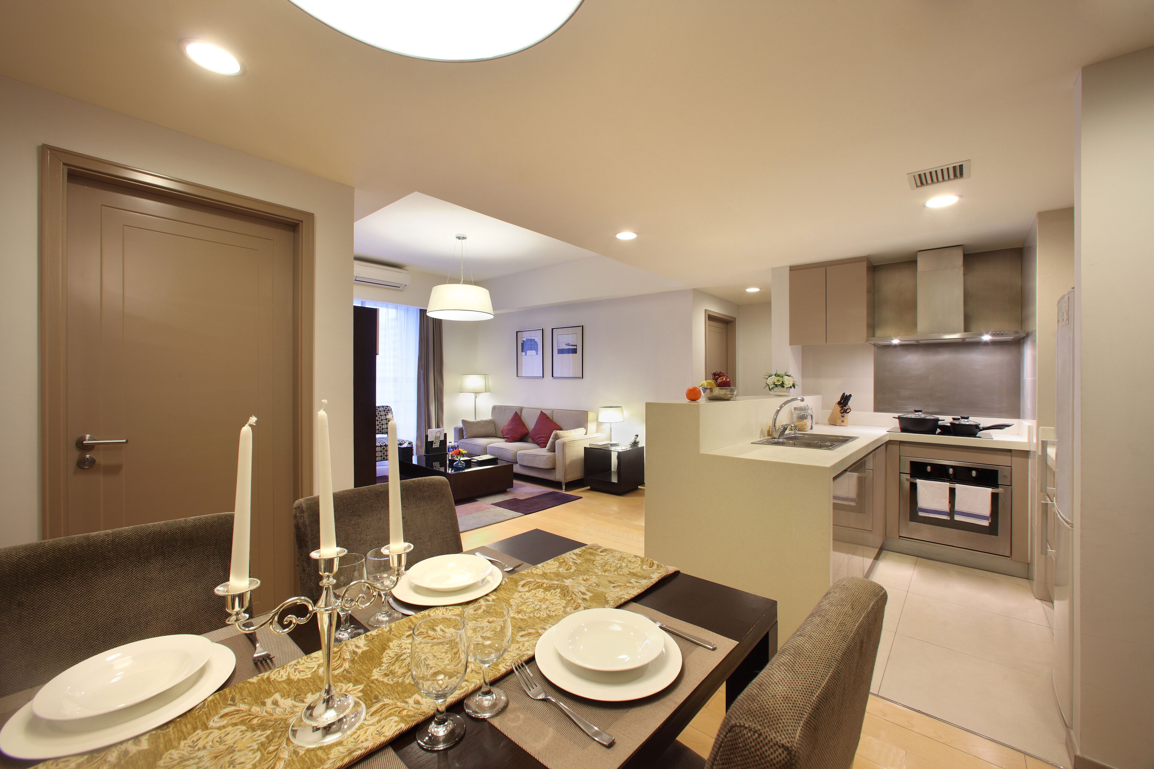 Una sala moderna con comedor, cocina y un comedor aparte.