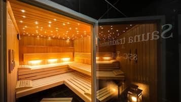 Uma sauna com bancos de madeira e uma parede de vidro, com os dizeres 'SAMS' e '8:20:10' na parede.