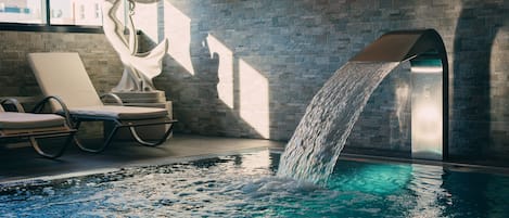 Indoor pool, sun loungers